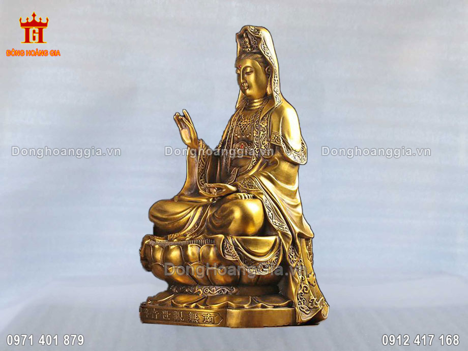 Từng đường nét trên pho tượng Phật bà được chạm khắc tỉ mỉ và tinh xảoa